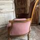 Petit fauteuil Louis XVI en velours vieux rose, assise déhoussable – Chic et confortable