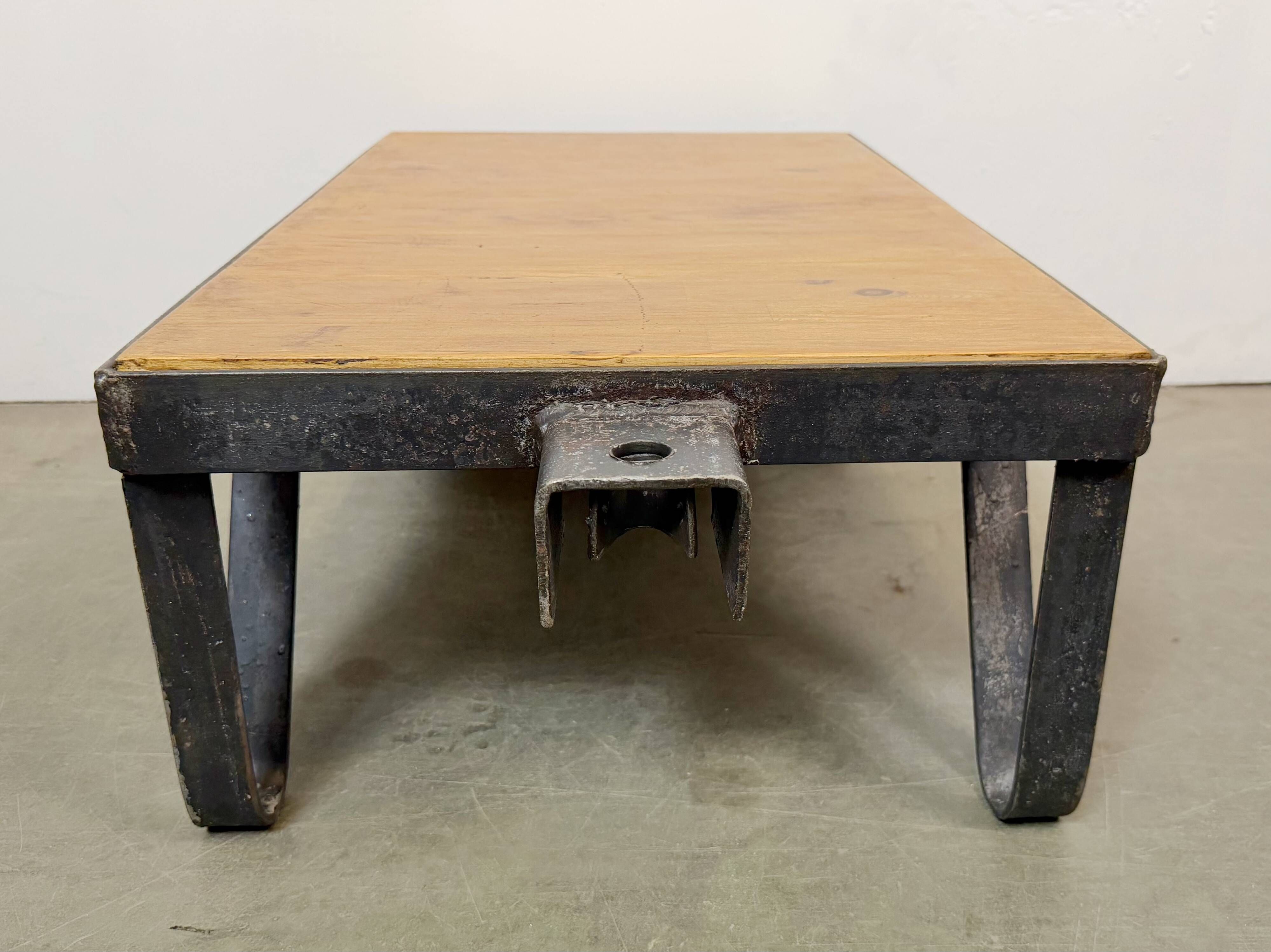 Table basse industrielle noire sur roulettes, années 1960