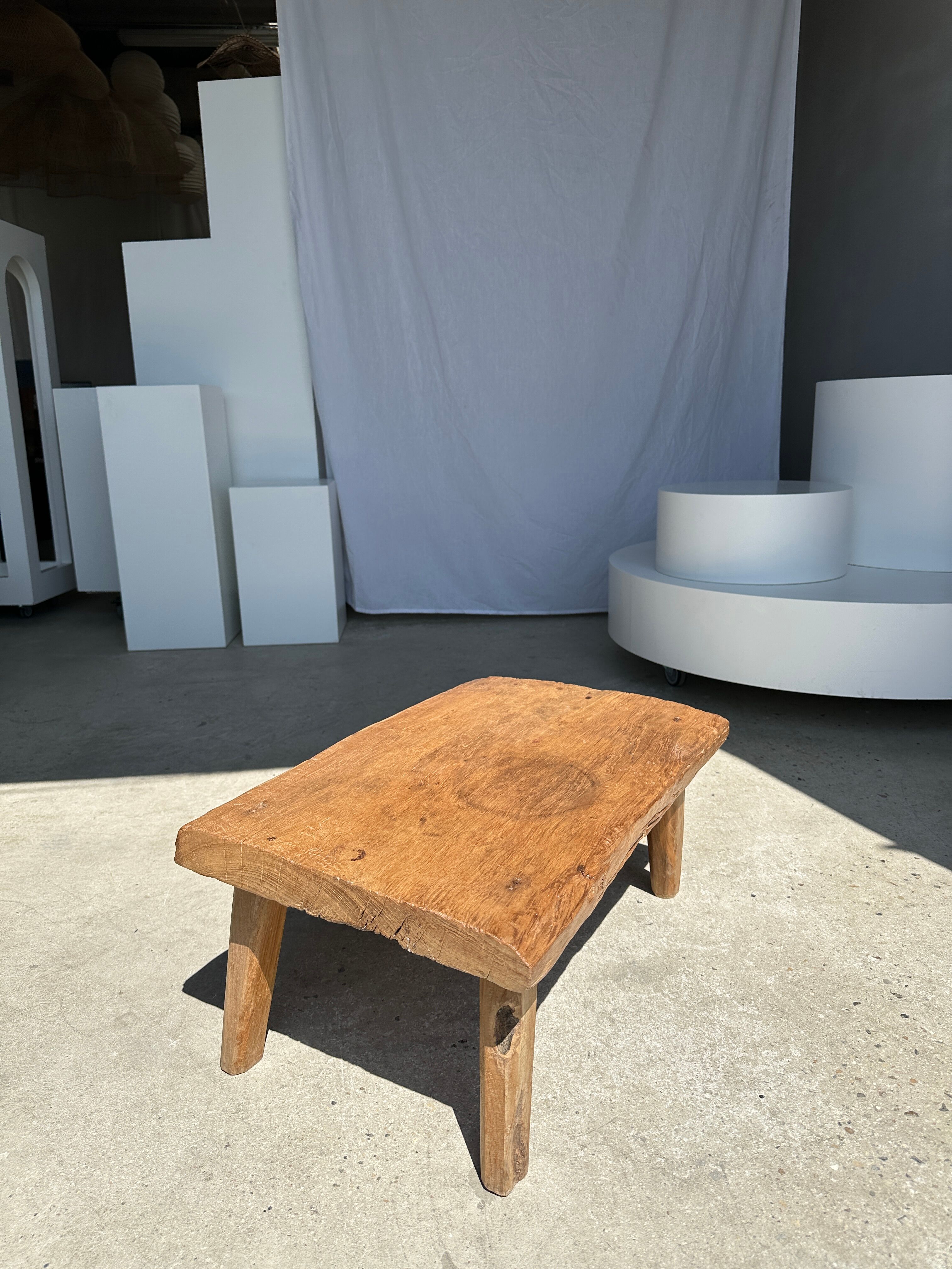 Coffee table in blond teak quadripod