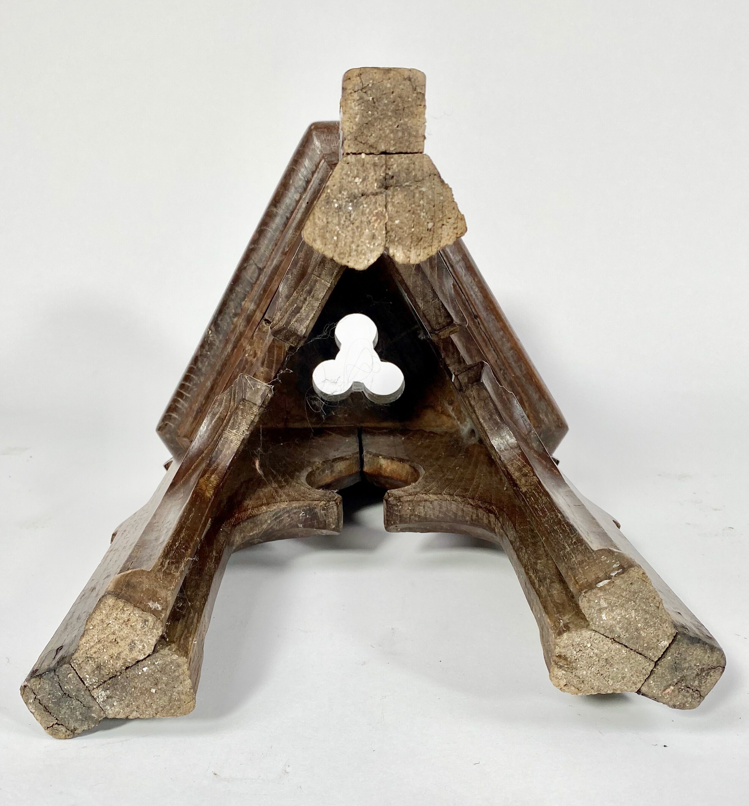 Neo-Gothic stool in solid oak NINETEENTH century