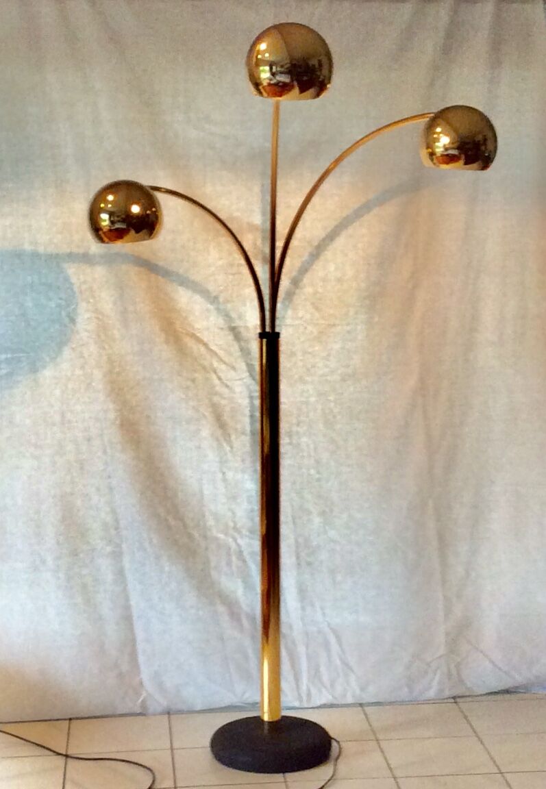 Floor lamp with three arched arms in gilded metal