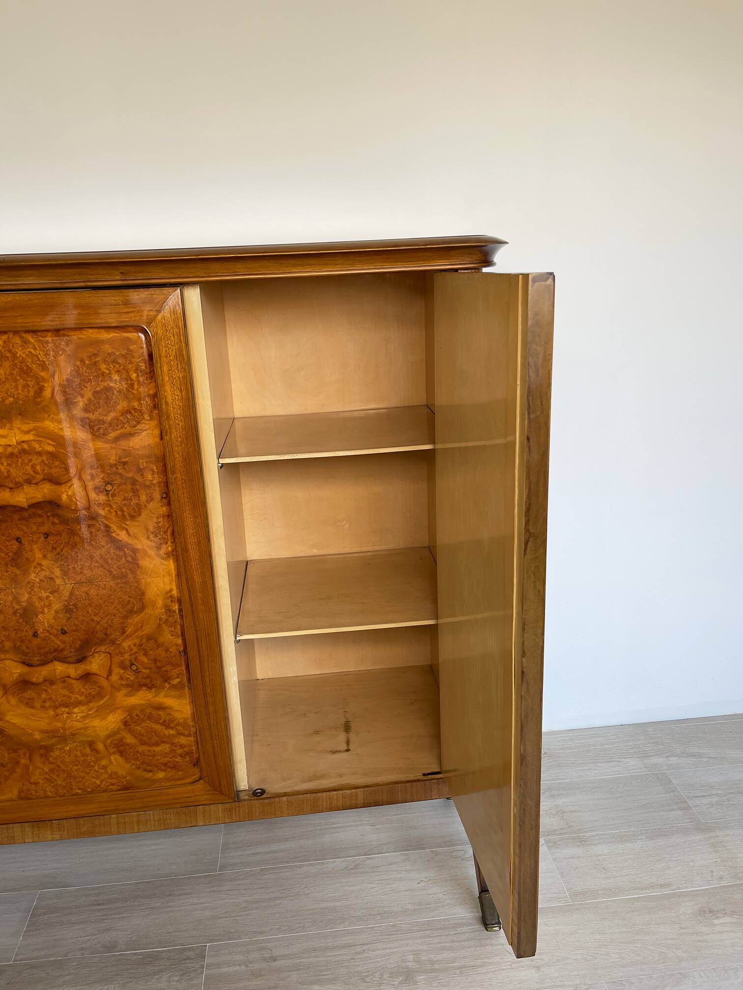 AB Vighizzolo mobili - Sideboa en ronce de noyer Cantu unique italien du milieu du siècle