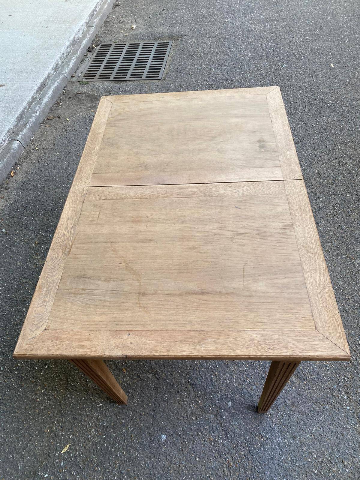 Louis XVI dining table renovated in raw wood from the 19th century