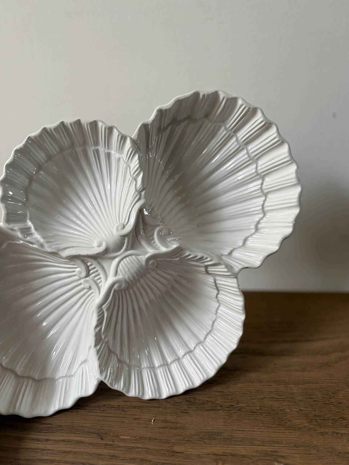 Ceramic shell-shaped serving dish
