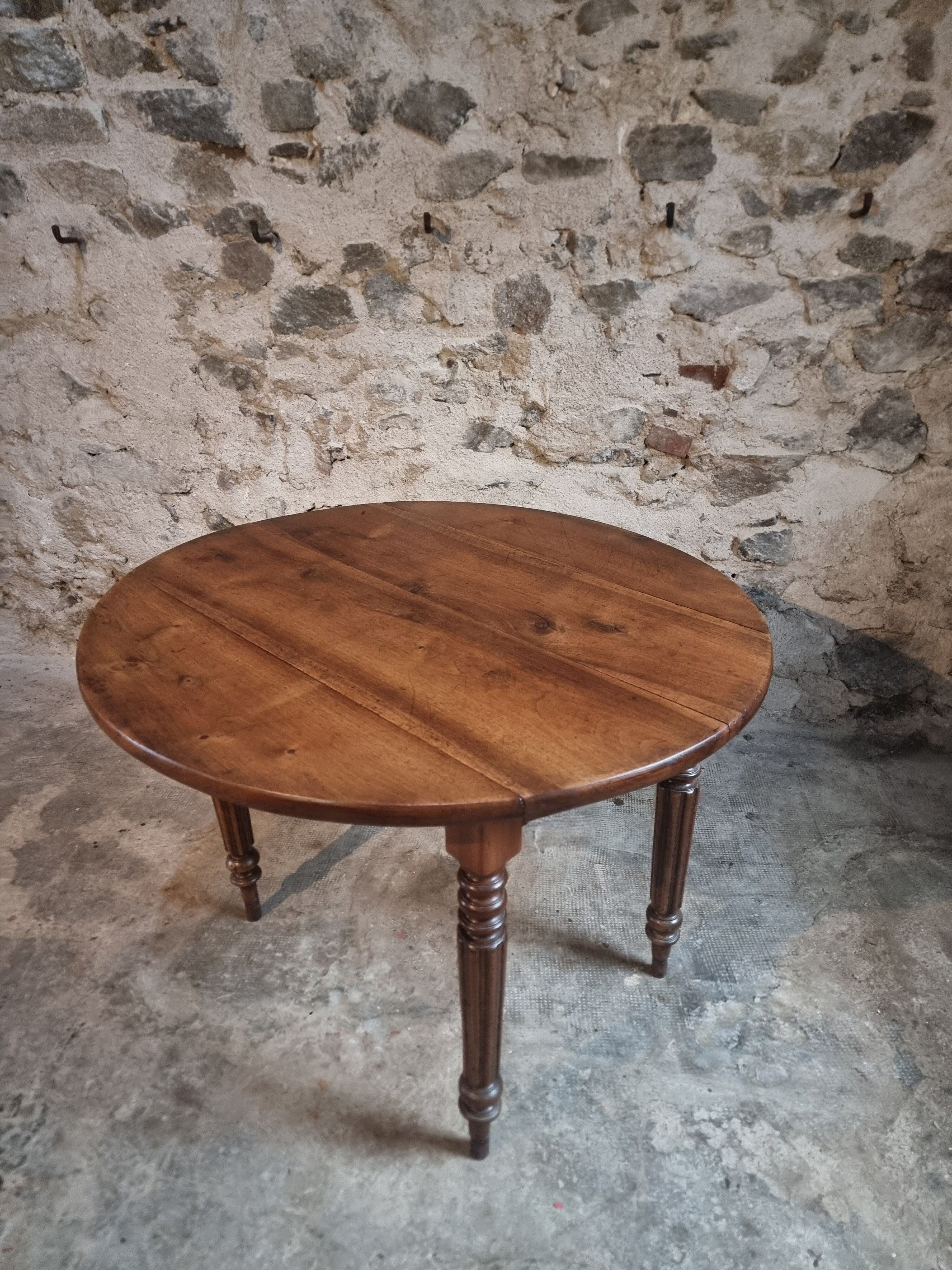 Table à abattants ancienne en noyer français – Table ovale avec rallonges pliantes des deux côtés, fin XIXe siècle