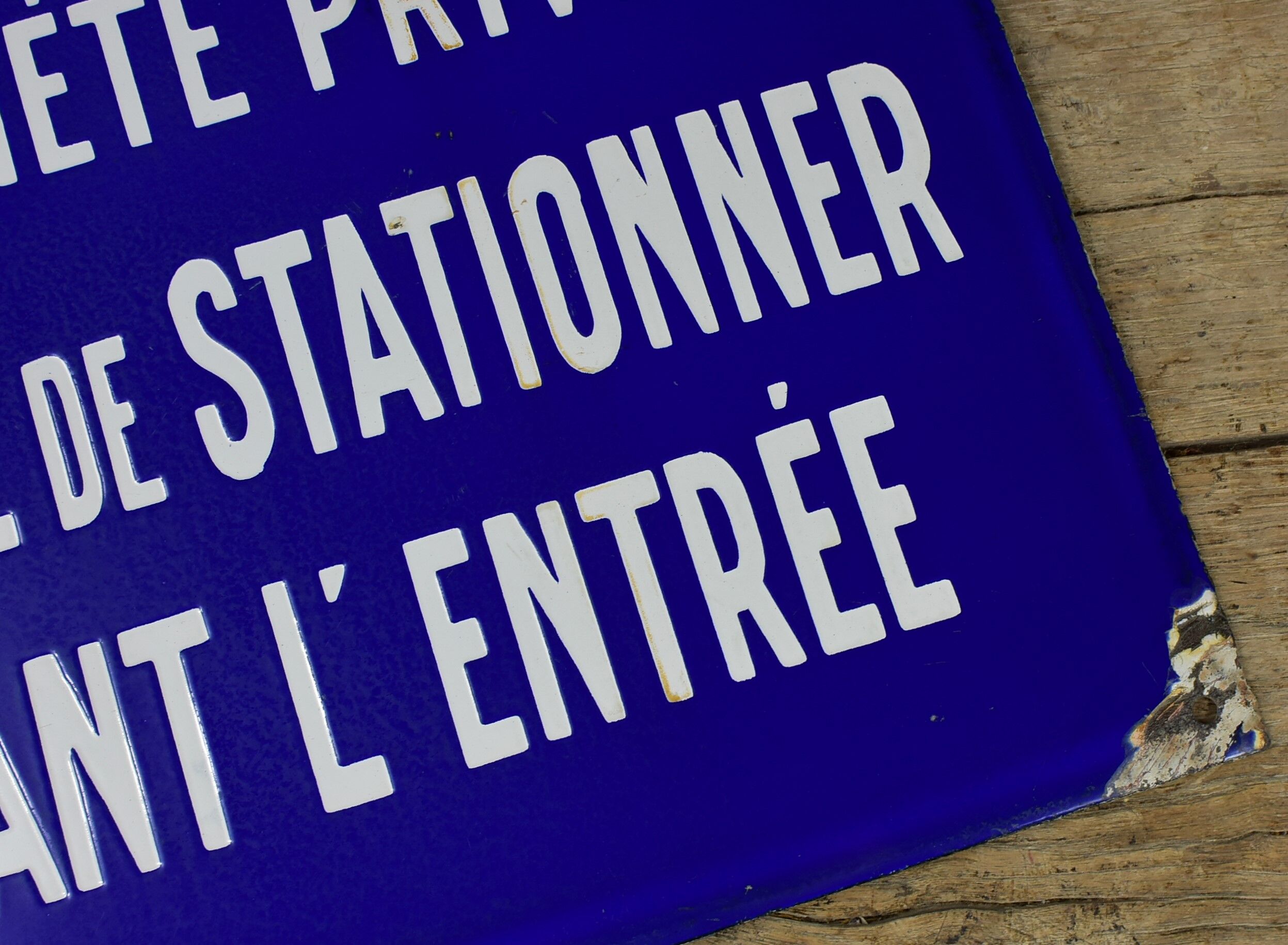 Enamelled plate, parking defense