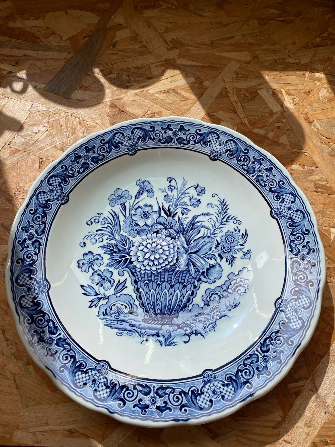 Hand-painted Delft wall plate / dish by Boch
