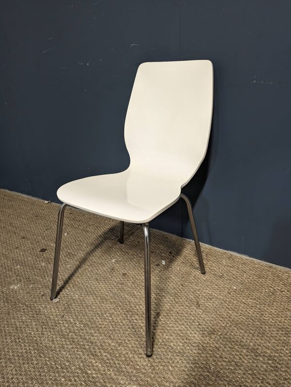 4 chaises blanches