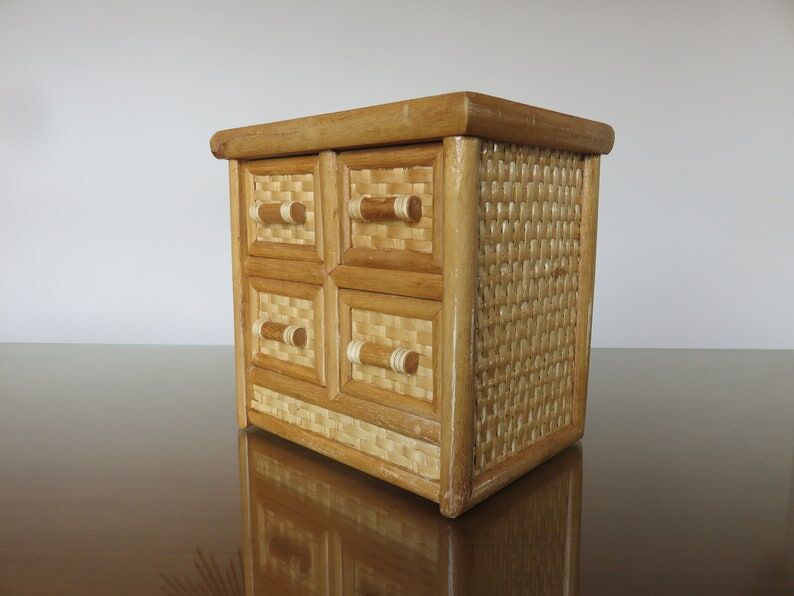 Boite à bijoux commode miniature en rotin années 70