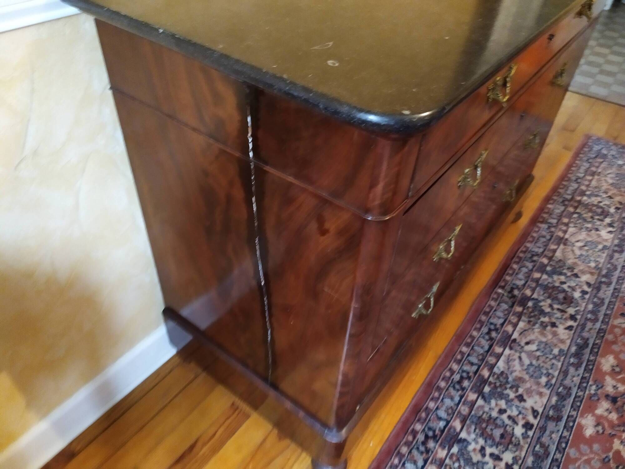 Louis Philippe chest of drawers In walnut veneer with black marble top