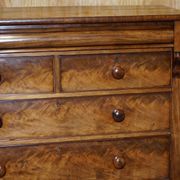 Commode en bois dur flammé victorien XIXe siècle avec tiroir caché