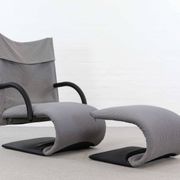 Fauteuil zen avec repose-pieds par claude brisson pour ligne roset