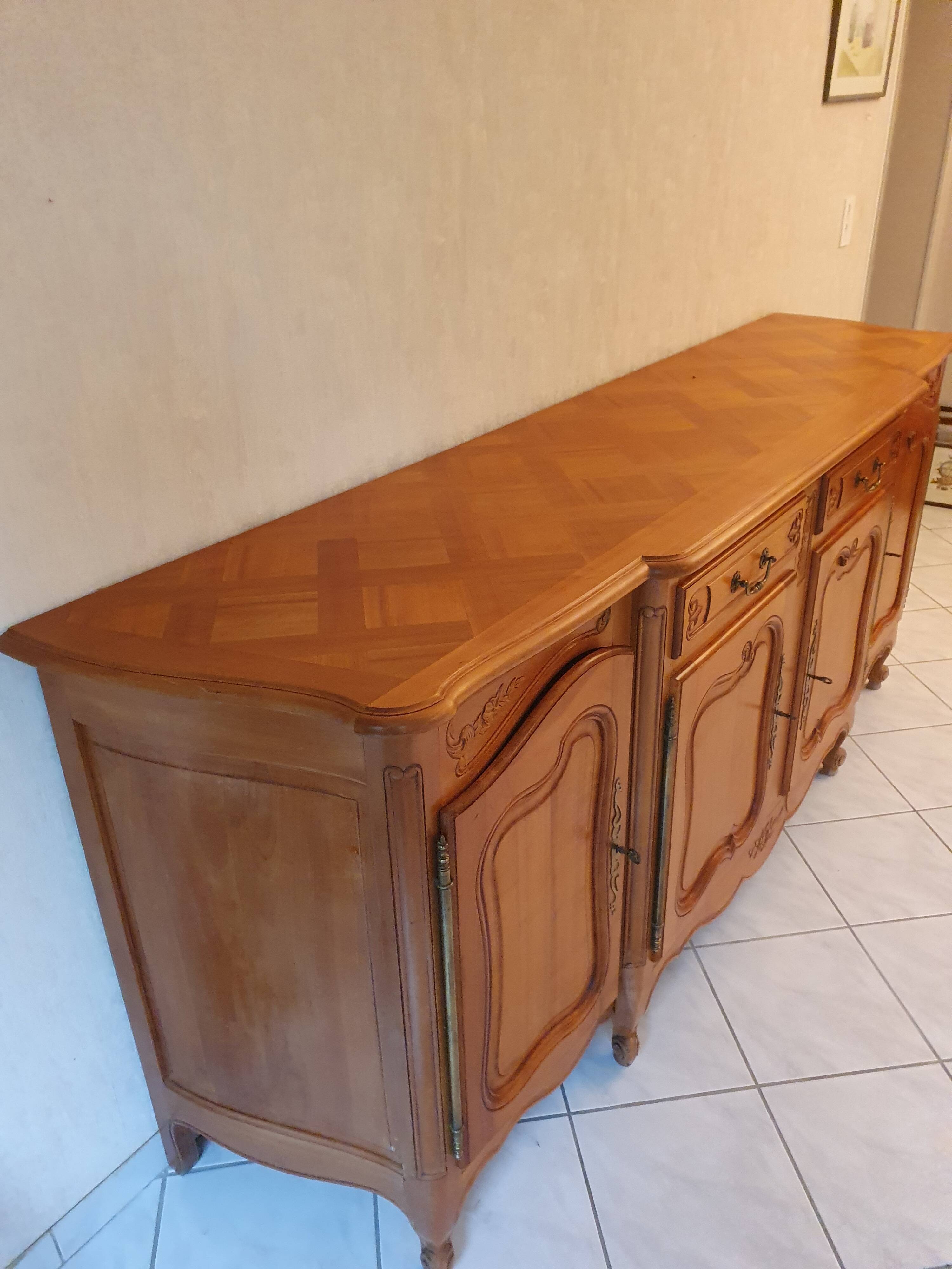 Buffet en merisier massif style Louis XV