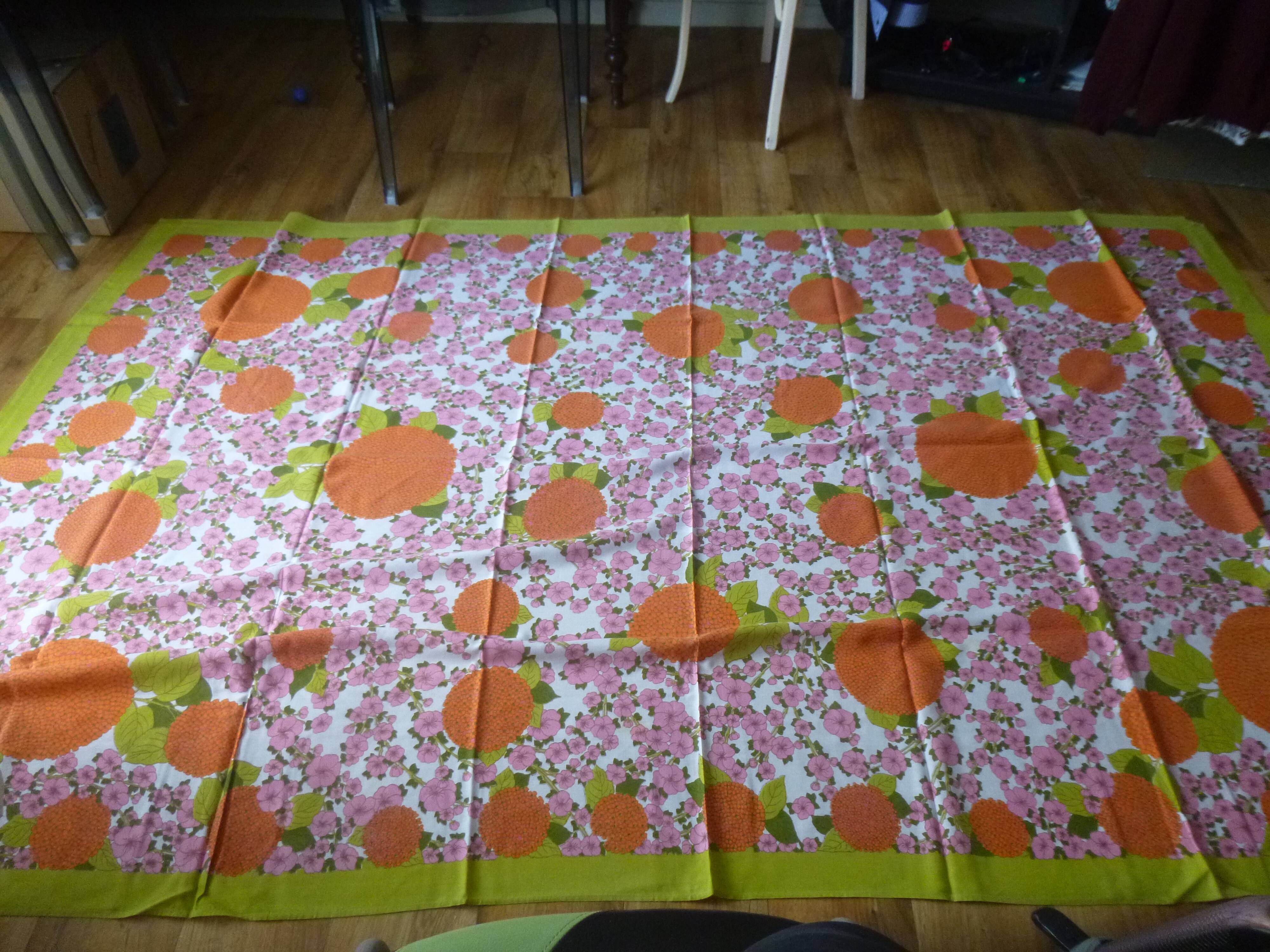 Bassetti 70s tablecloth and its 12 napkins