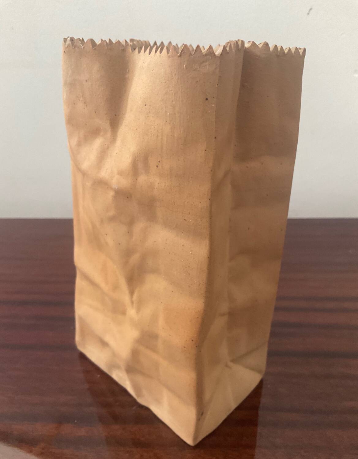 Vase Paper Bag trompe l’œil signé Alka Malta