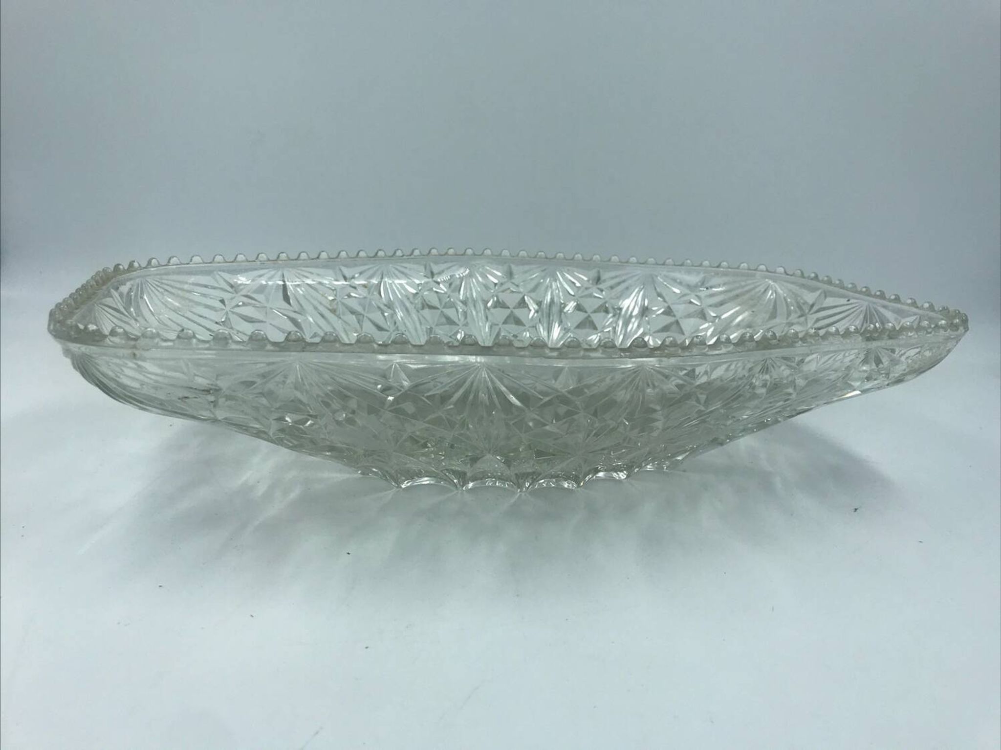 Grande coupe à fruits en verre, taillé et ciselé