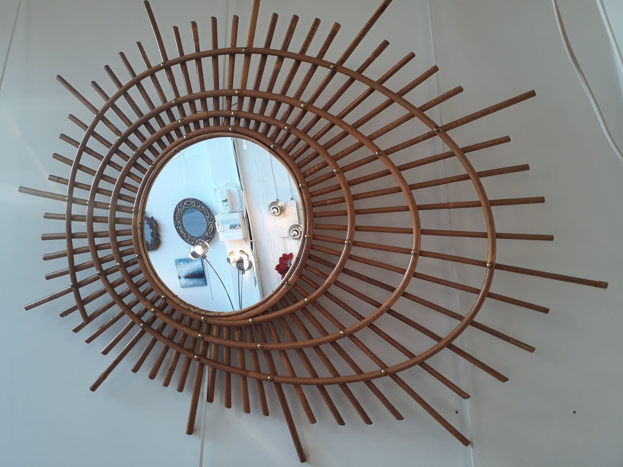 Mirror comet in rattan