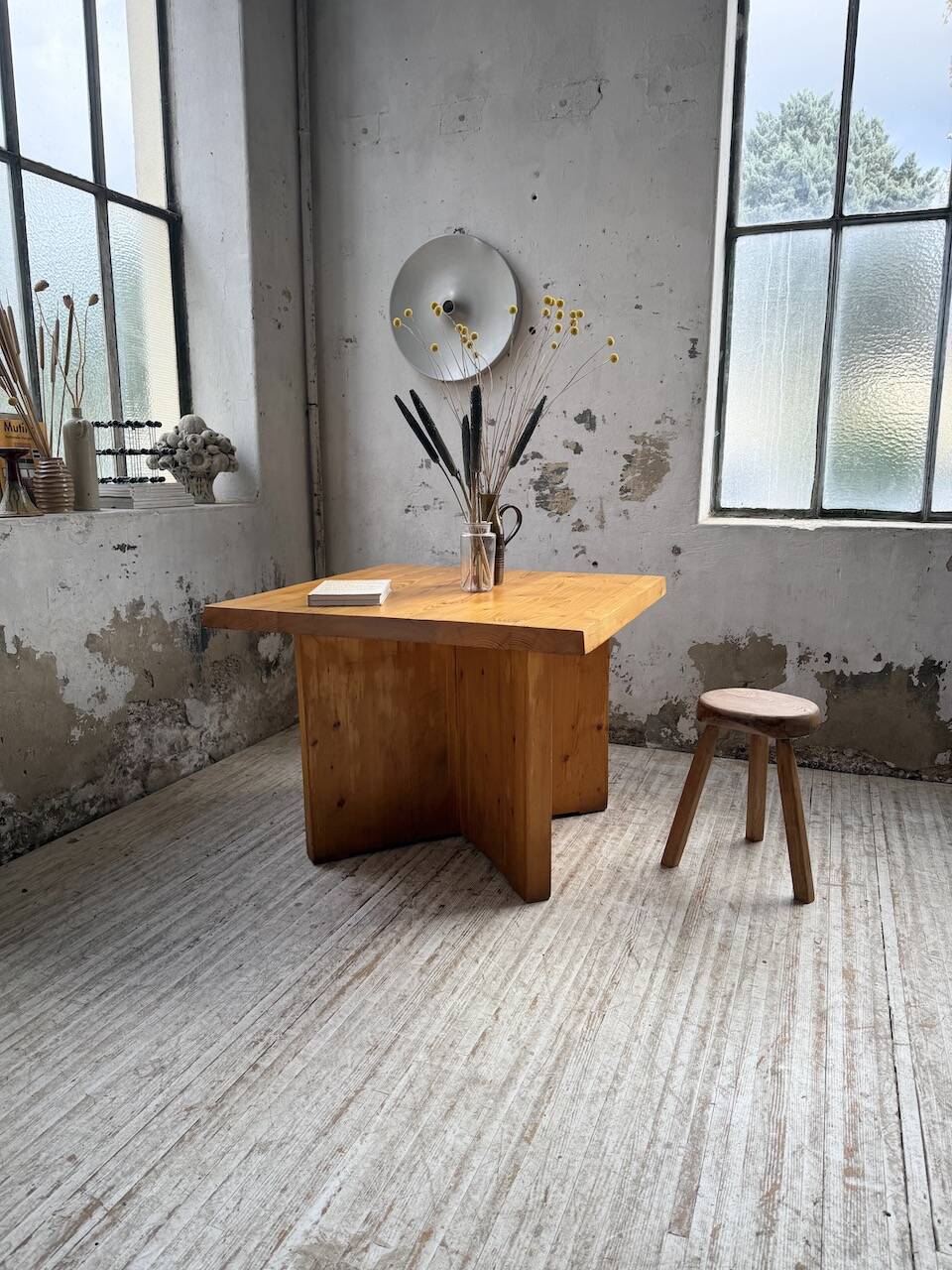 Table carrée moderniste en pin massif, années 50