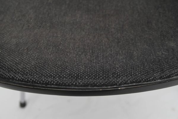 Chaise 3107 Arne Jacobsen en noir avec rembourrage