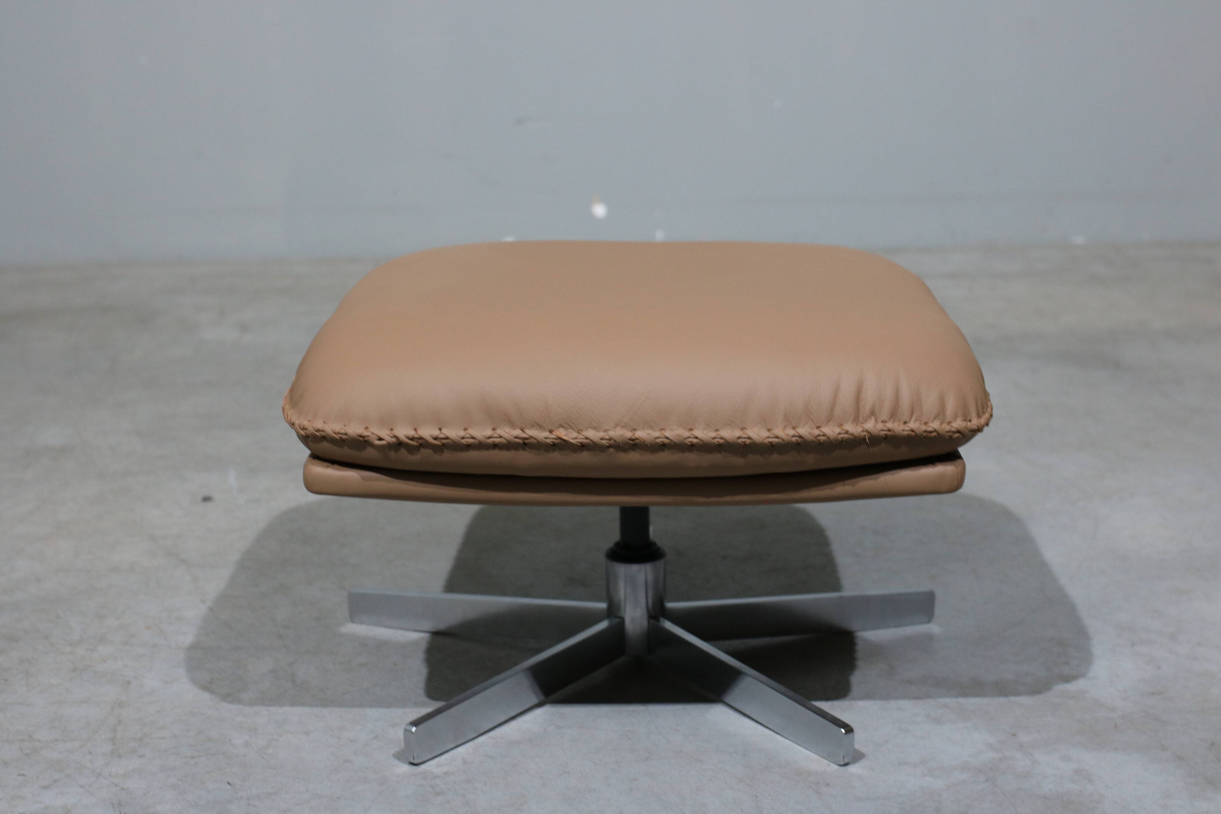 Fauteuil + repose-pieds en cuir de De Sede des années 70