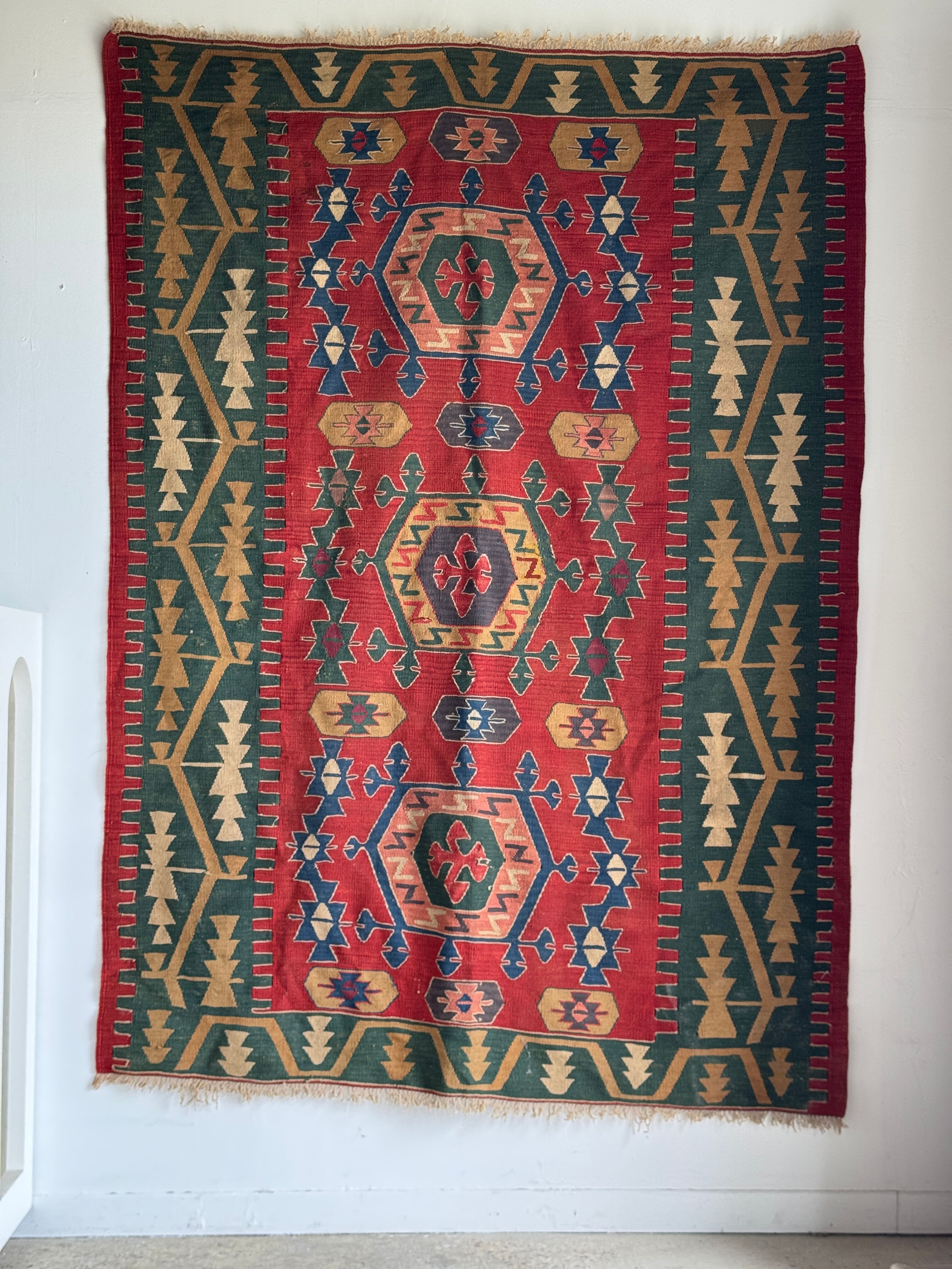 Large Turkish rug with a dominant red colour 231x170.