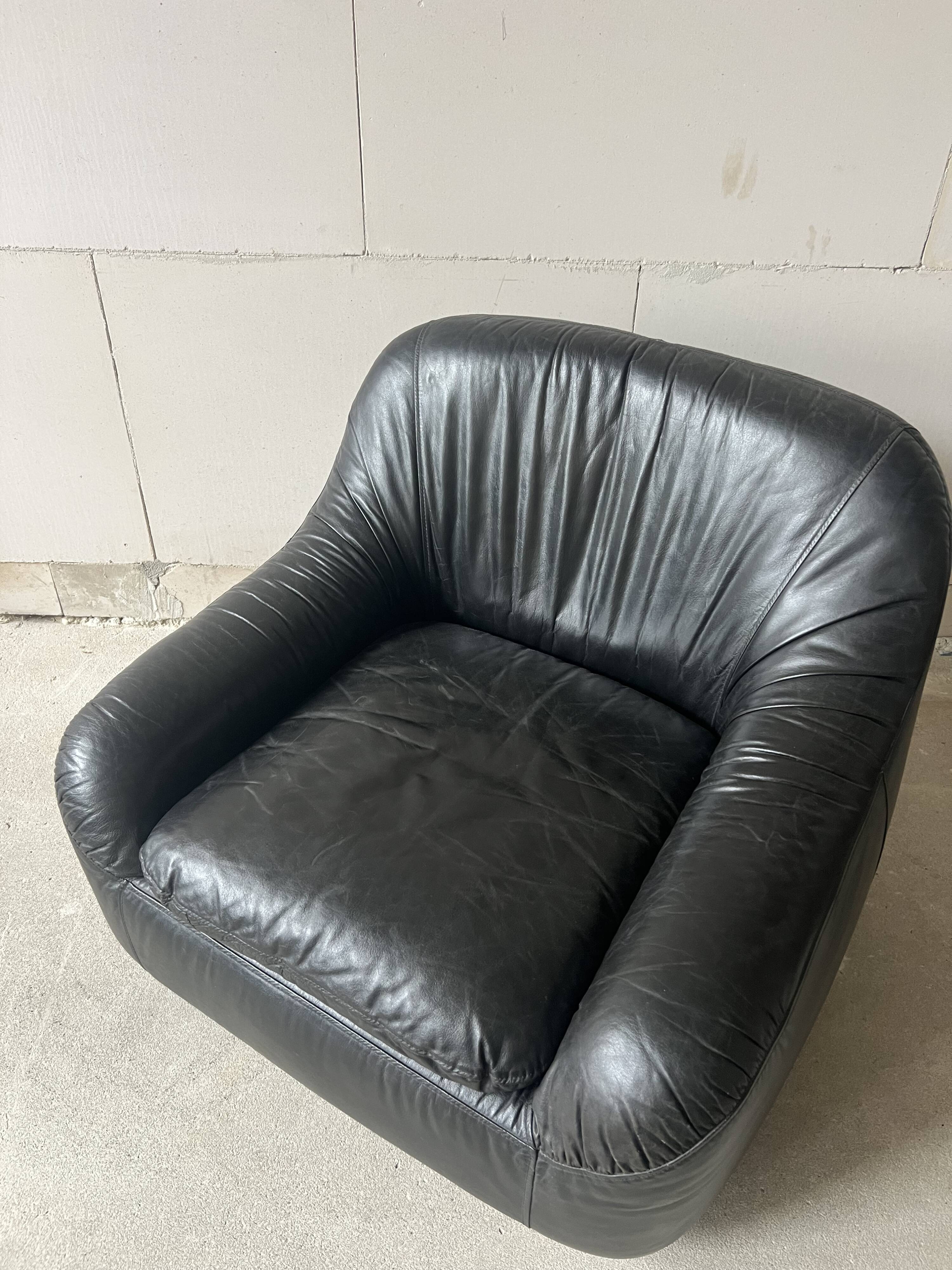 Italian black leather lounge chair