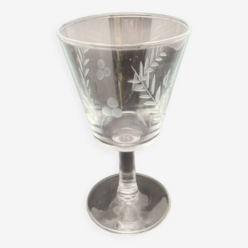 Aperitif glasses with chiselled epis and flowers pattern