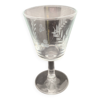 Aperitif glasses with chiselled epis and flowers pattern