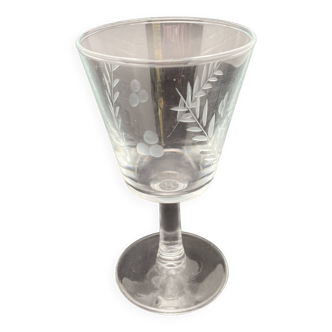 Aperitif glasses with chiseled pattern of ears of corn and flowers
