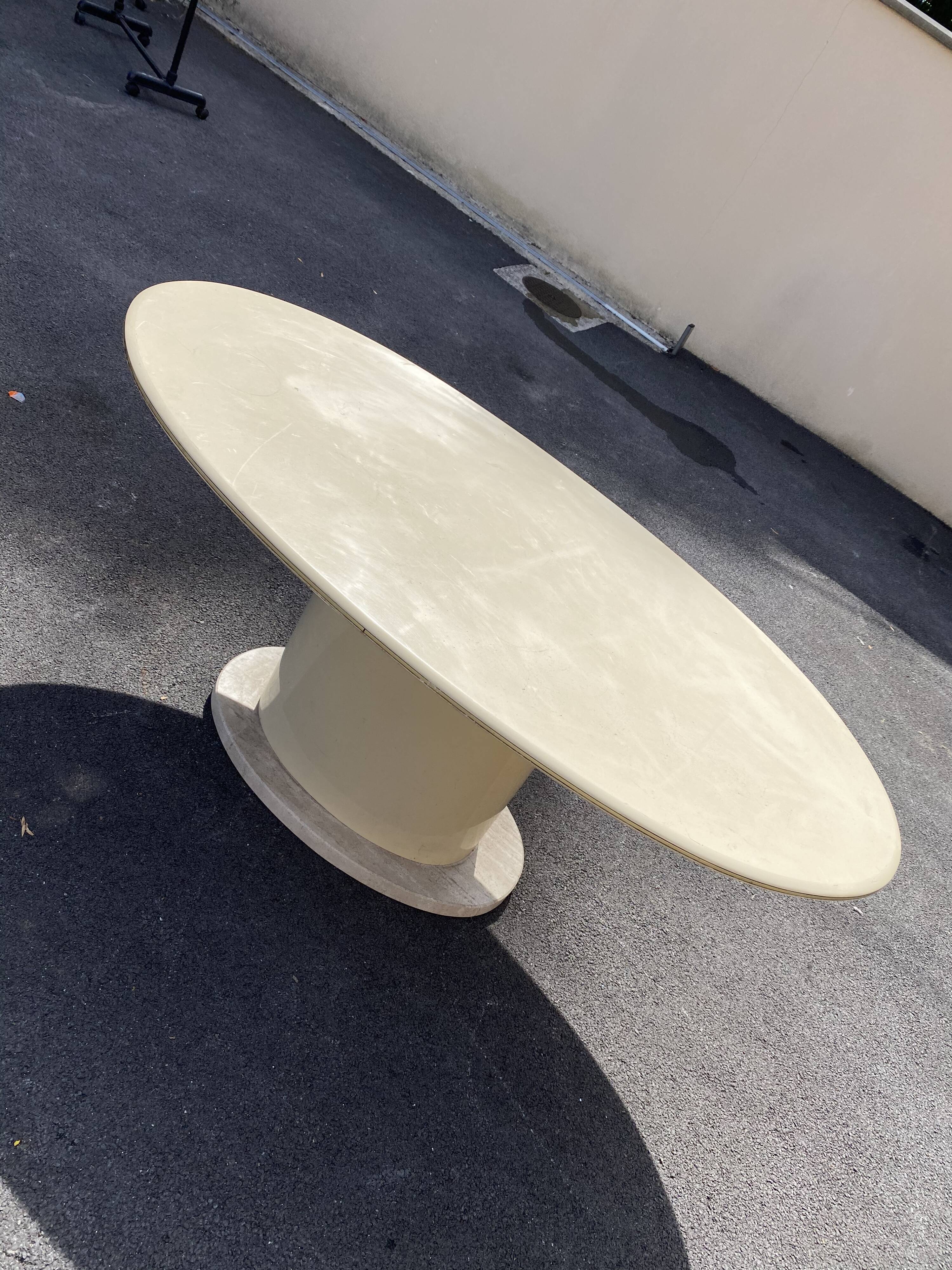 Oval table laned and travertine