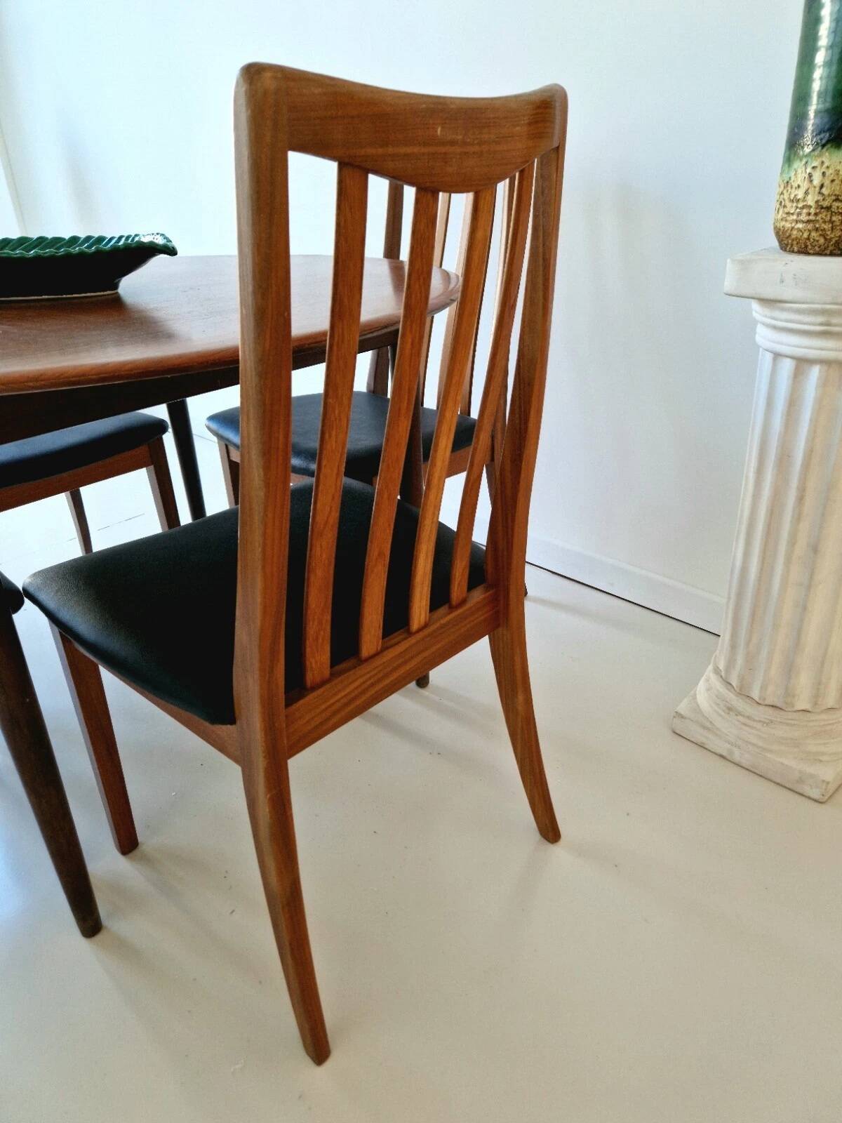 Ensemble de table et chaises GPLAN des années 1950, design d'intérieur.