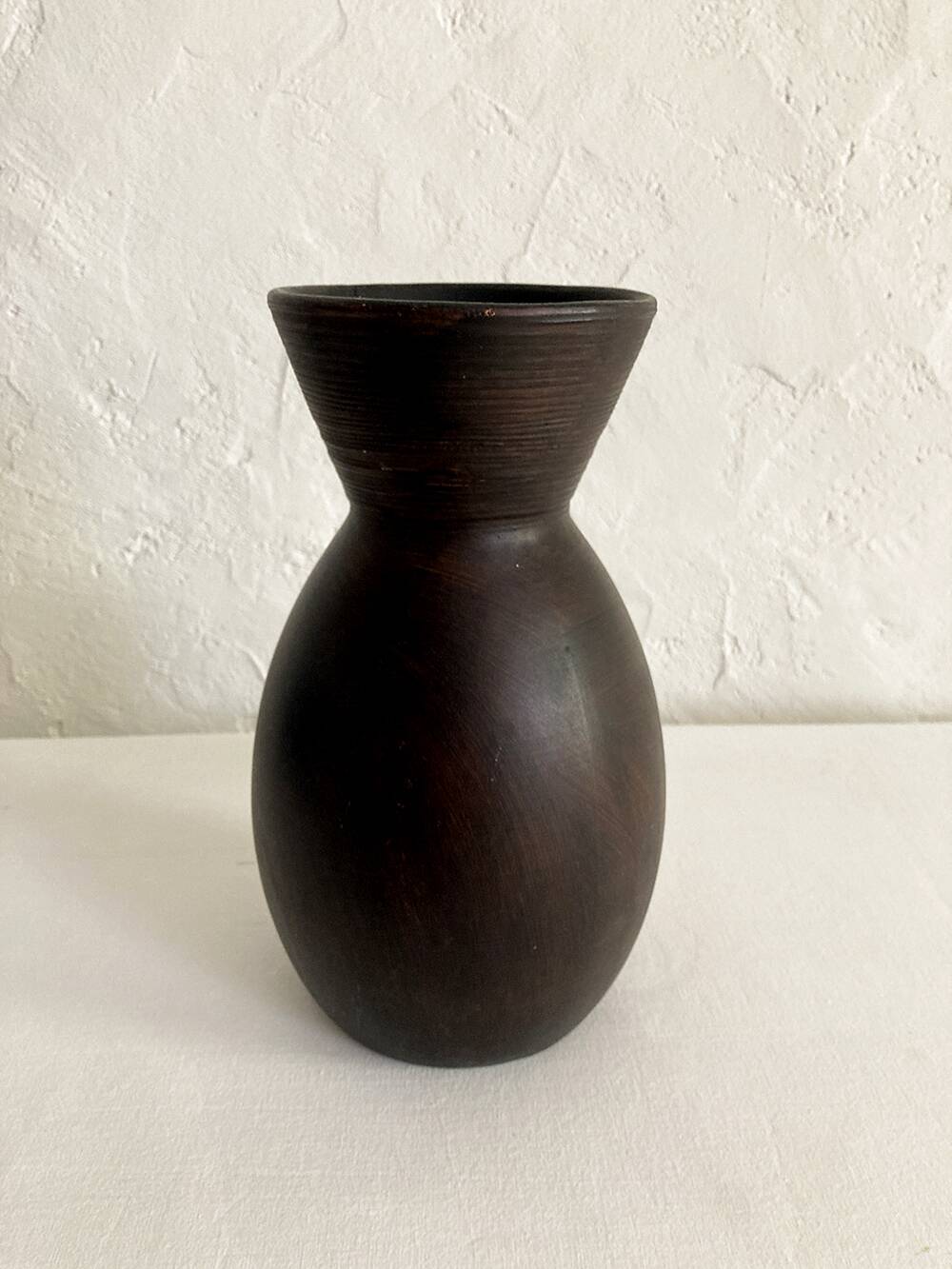 Ceramic vase painted in brown (wood effect), rounded model