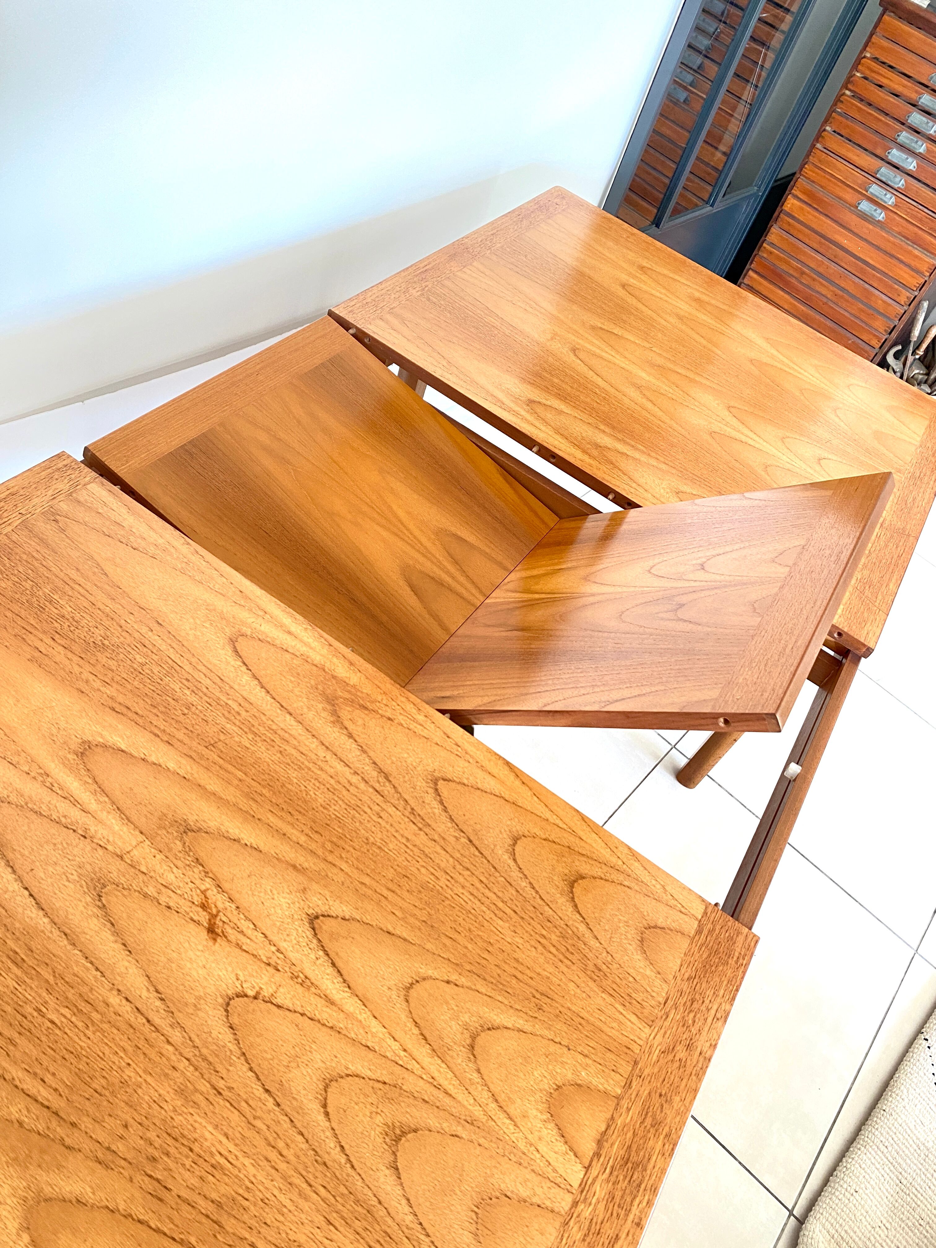 Extendable dining table in NATHAN teak