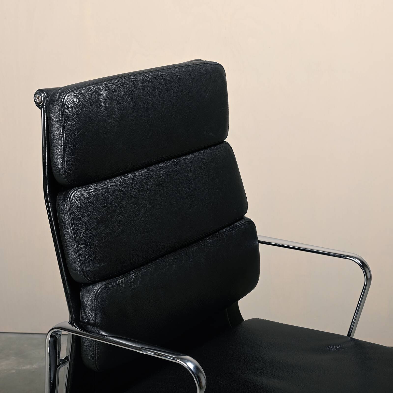 Charles & Ray Eames EA219 Office Chair in Chrome and Black leather, Vitra