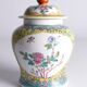Jar en porcelaine Famille Rose chinoise avec couvercle, décoration florale sur fond jaune