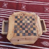 Échiquier rustique en bois d'olivier avec tiroirs