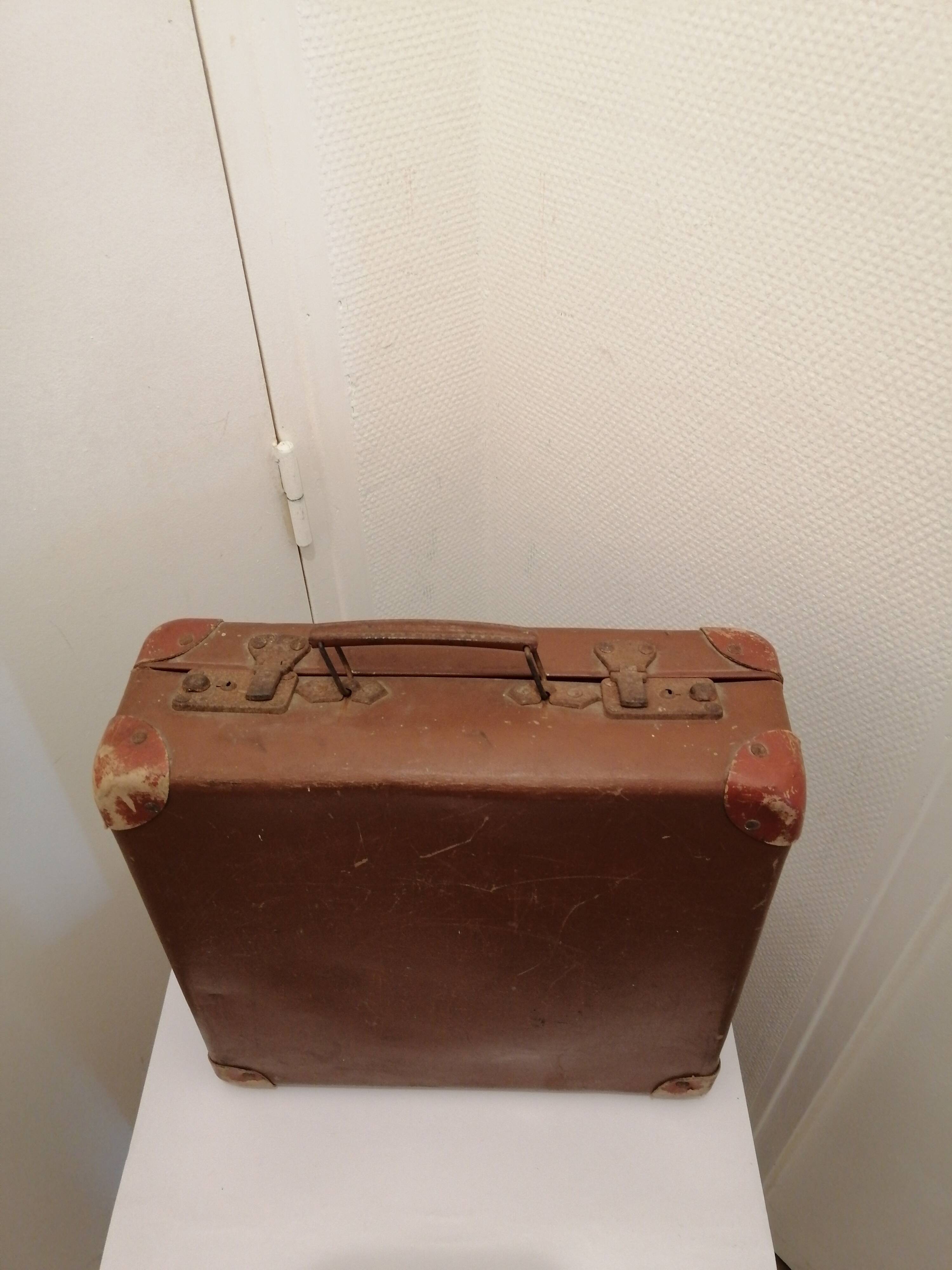 Small old suitcase to revamp