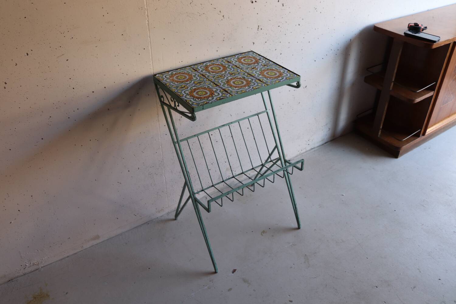 Metal plant stand with tiled top – 6 antique tiles