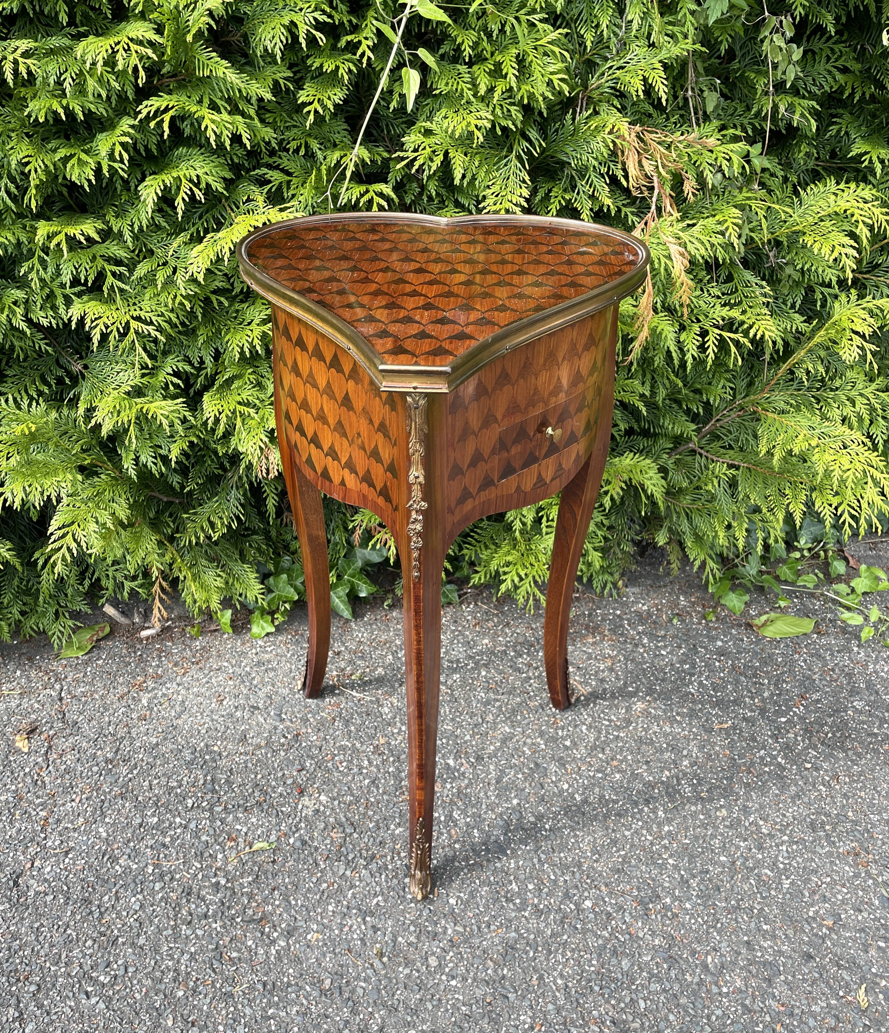 Small table or bedside table in the shape of a heart in marquetry. Style Louis XV