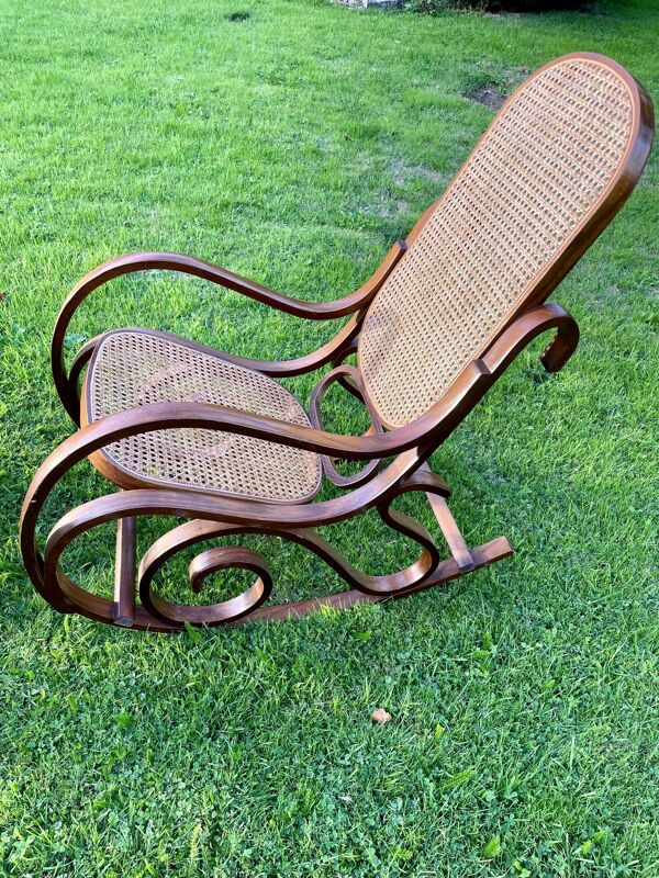 Rocking-chair en bois courbé et cannage