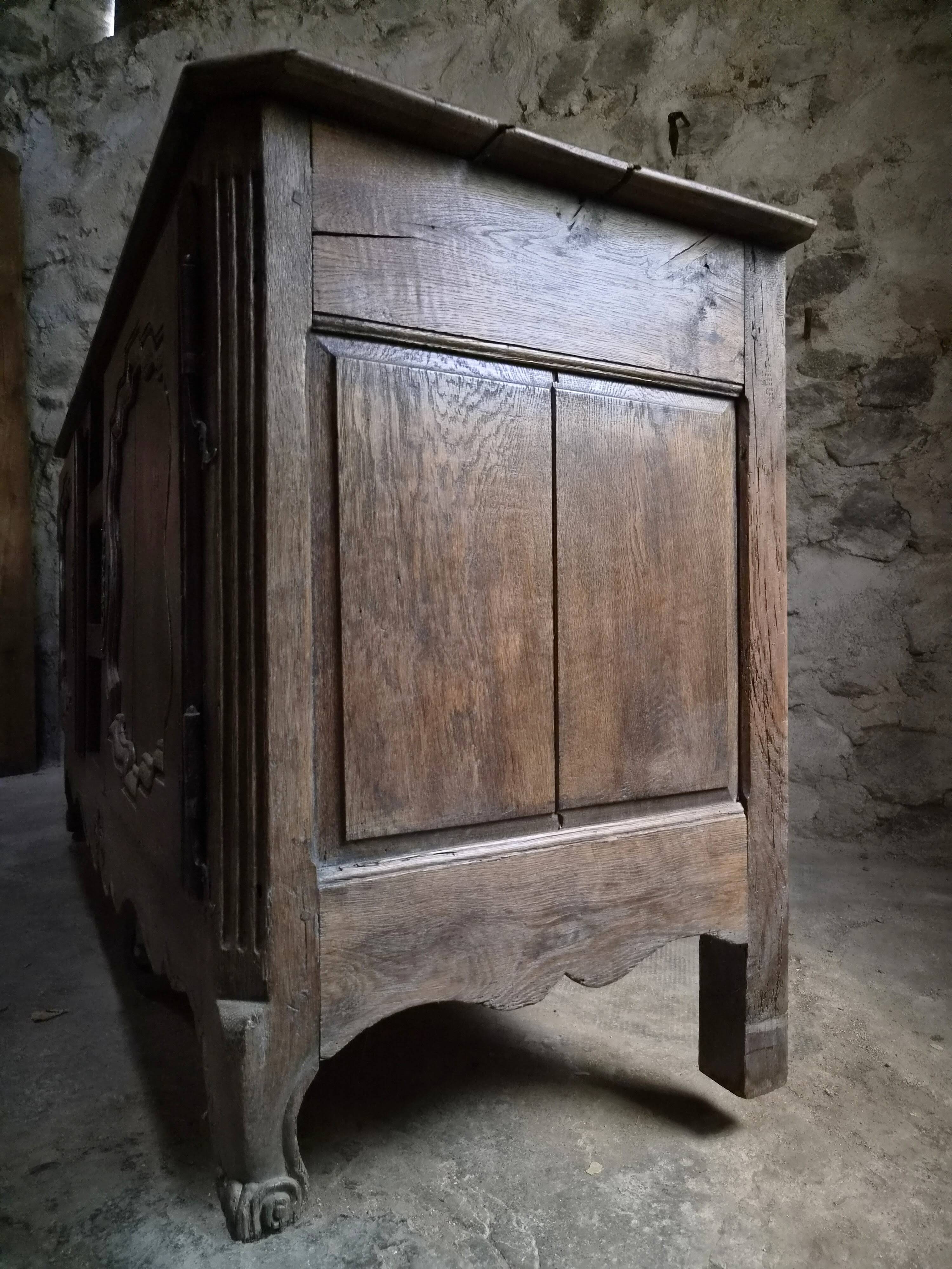 Grand oak buffet from the 18th century, Auvergne