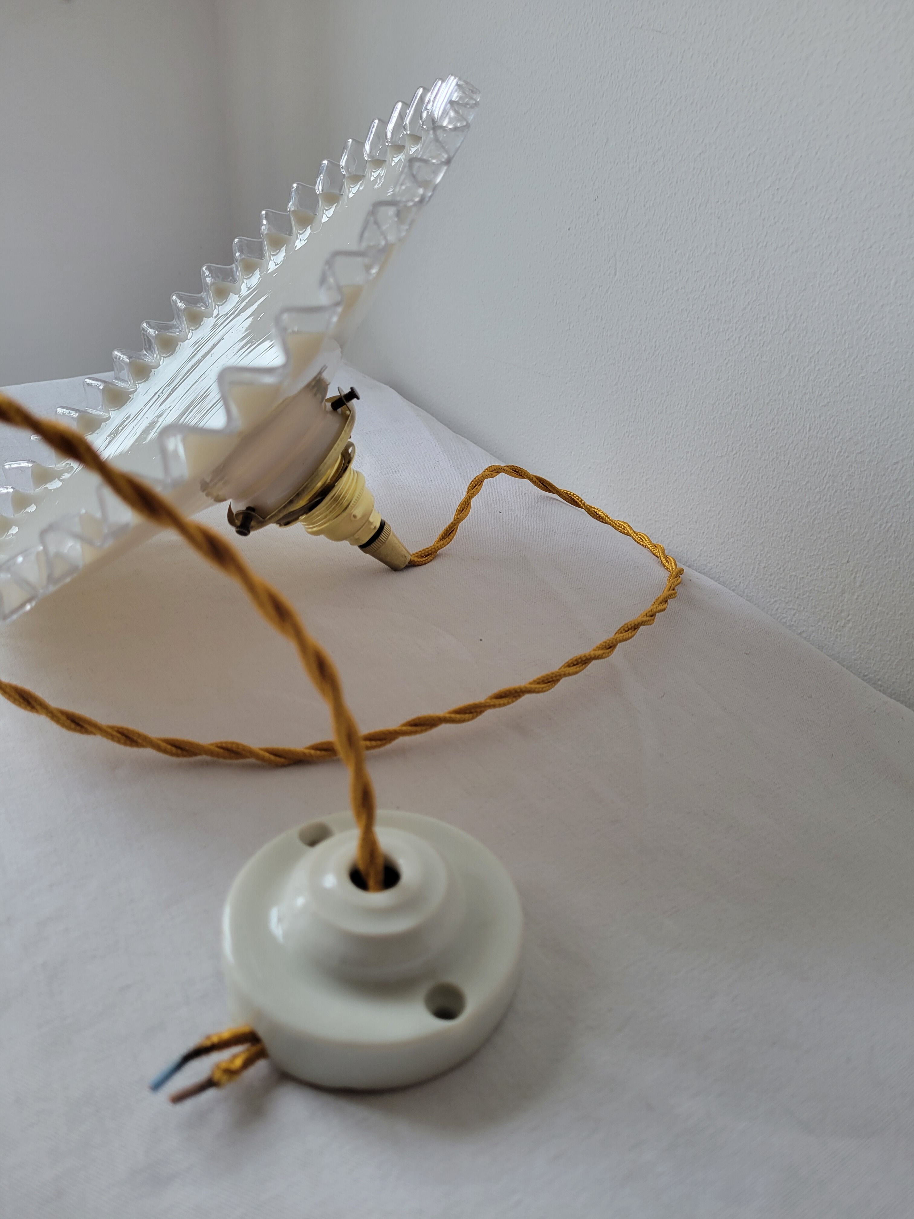Serrated opaline suspension