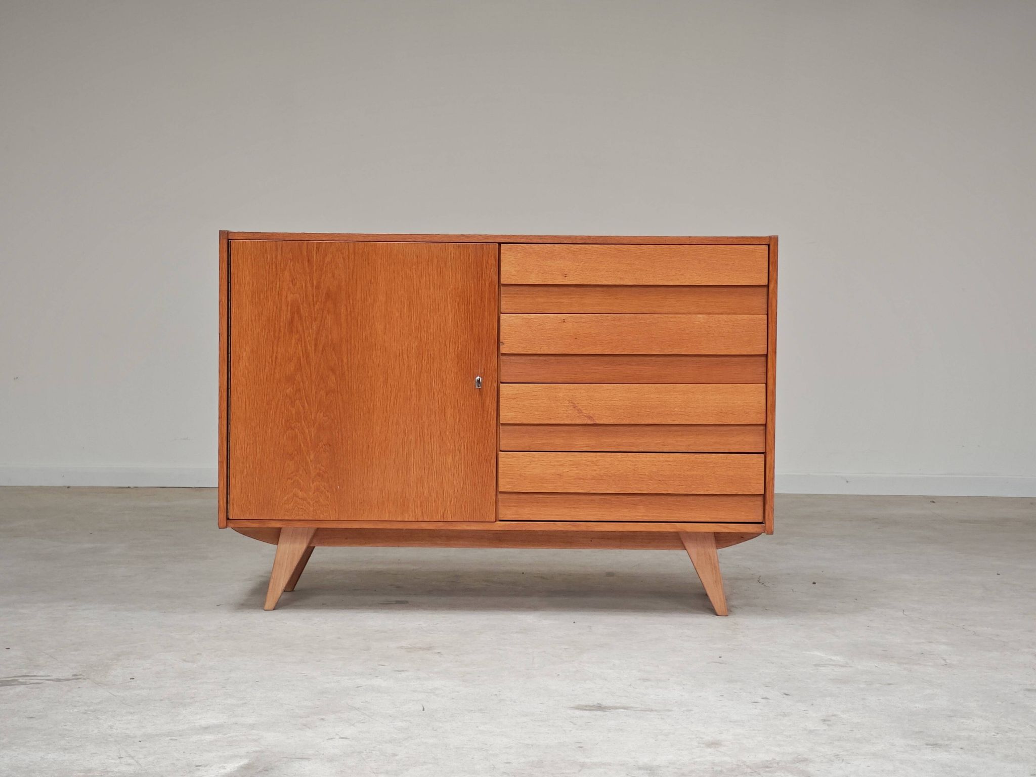 Buffet U 458 chêne clair Jiri Jiroutek pour Interier Praha 1960