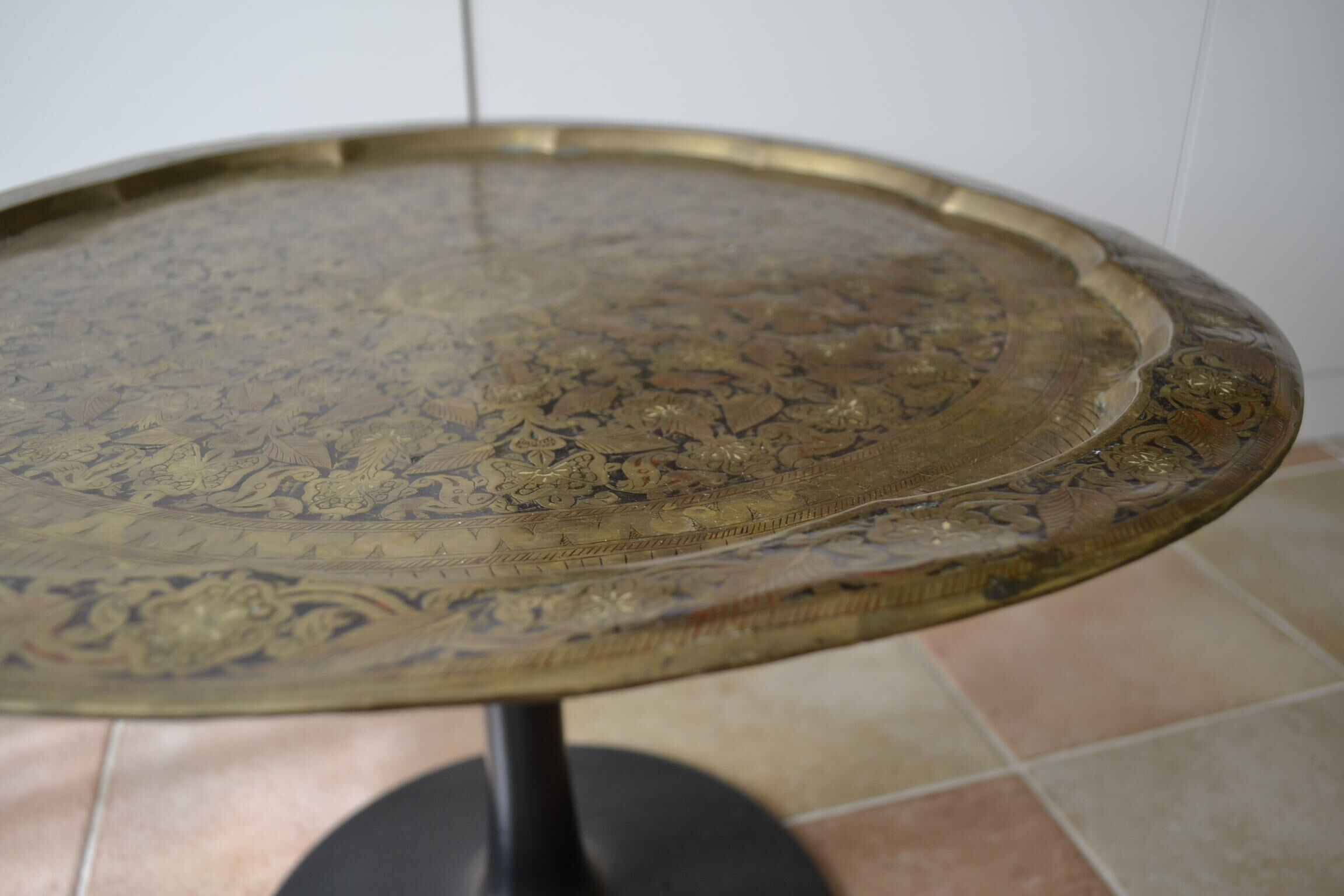 Coffee table foot tulip and Moroccan tray