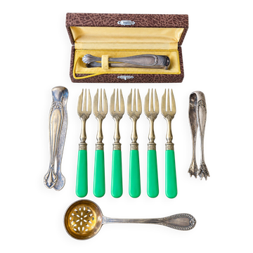 Lot of 10 silver-plated cutlery, sugar tongs, forks, spoons.