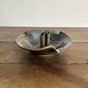 Coupe pique-fleurs en grès signée – Céramique vintage