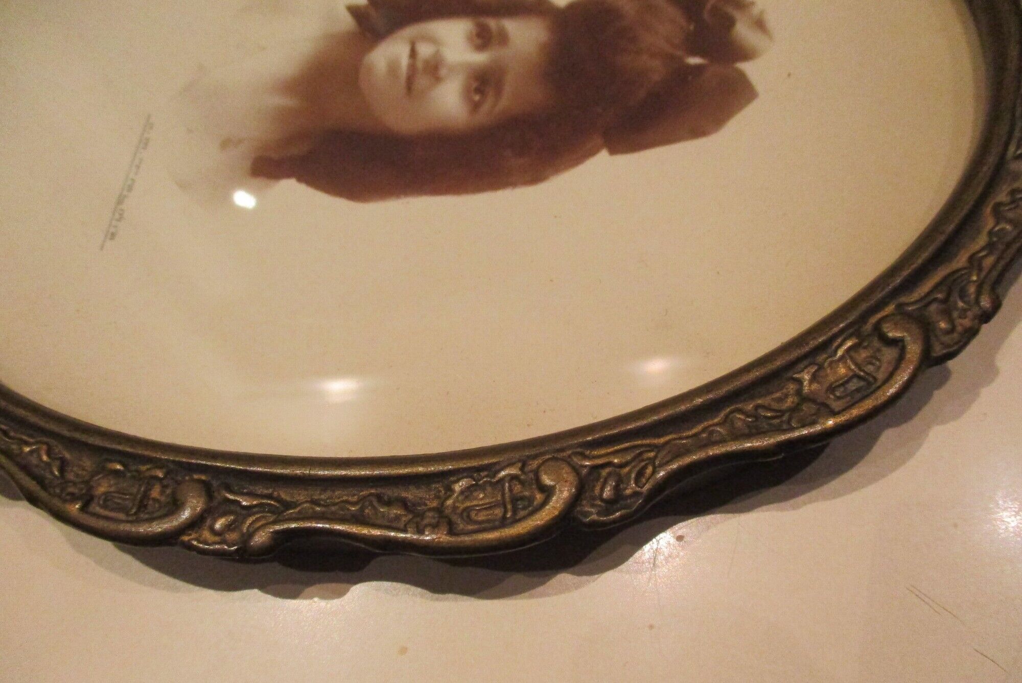Old wall frame in carved wood and gilded stucco, oval