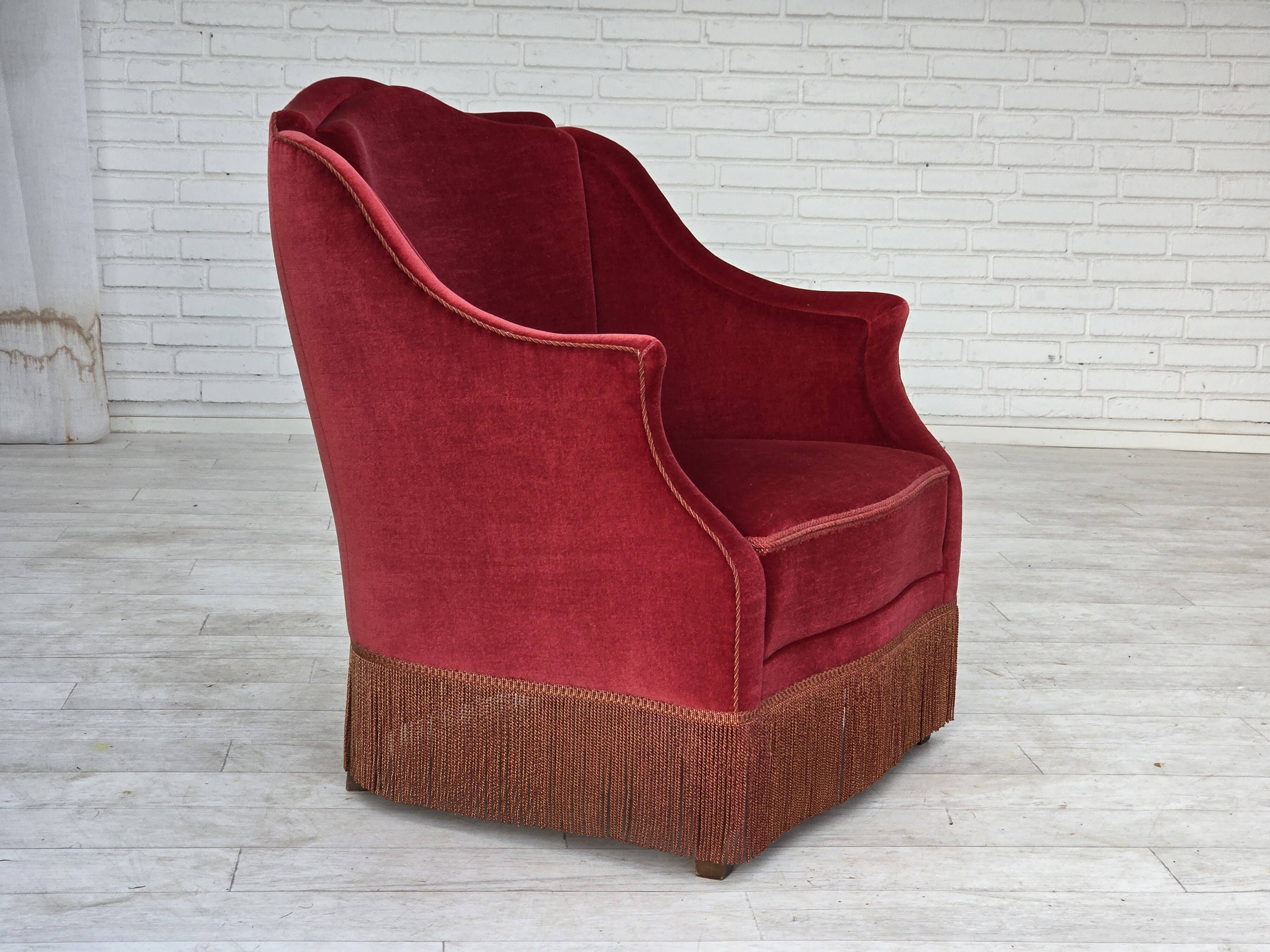 Fauteuil danois des années 1970, velours de mobilier, pieds en bois d'orme.