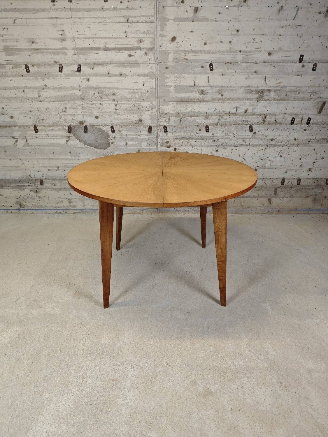 Extendable round table