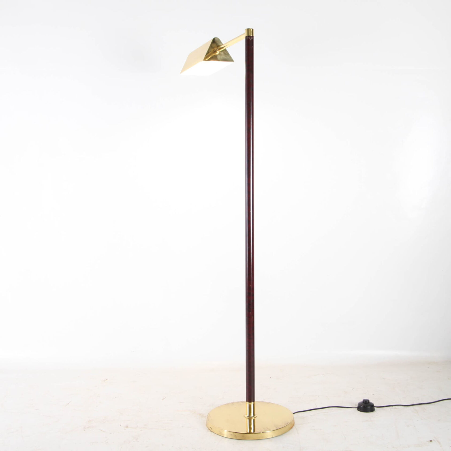 Lampadaire en laiton et bois